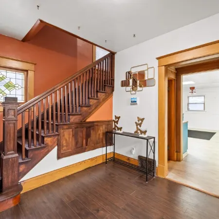 The Vintage Haven. A cozy home 5 mins from Downtown Des Moines. Pet-Friendly