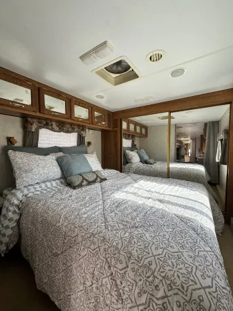 Serenity Oasis 5th Wheel Camper trailer Отели в г. Боррего-Спрингс