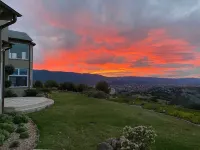 Amazing Hillside Retreat 6 bedrooms, 7.5 baths