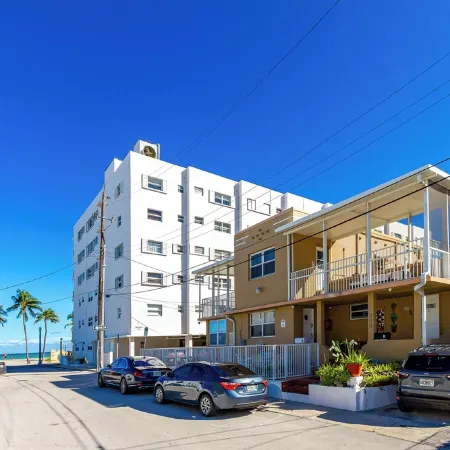 Beachfront 2 Story/3BRM/3BA/ 2 Ocean View Terraces / Free Parking