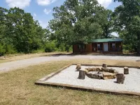 Cabin for two on 160 Acres,less than 20 min from Choctaw Casino Durant OK