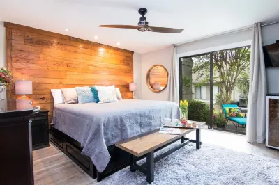 STEPS TO THE BEACH, WALK TO EVERYTHING, GOLF, TENNIS,  RECENTLY RENOVATED! Shipyard Beach Access 주변 호텔