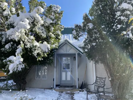 Downtown Paonia-cozy & quaint home