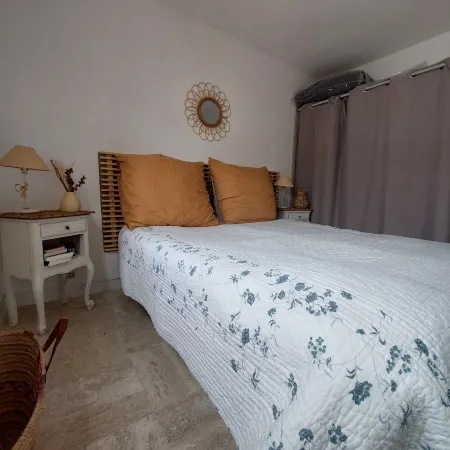 Flat with air-conditionning, close the town-center, the beaches,private parking. Отели в г. Сен-Максим