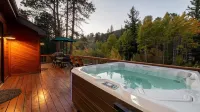 Beautiful, Well-Equipped Home on River, Hot Tub, Close to Rocky Mtn. N P & YMCA