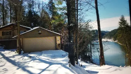 Lake Watauga FAMILY FUN, Sunny Lake Front Home  Private Dock  Water Toys WiFi