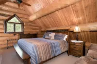 Custom Log Cabin w/ MTN views, wrap around decks, 10 Min. to Fishing & Reservoir