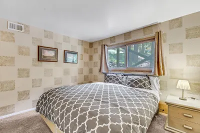 FamilyRetreat, Newaircondition, IndoorSpa, 7Mins Walkvillage Lake Access Sleep15 Hotels near Lake Arrowhead Branch Library