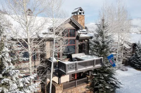 Luxurious Ski-in Ski-out Home in Arrowhead community