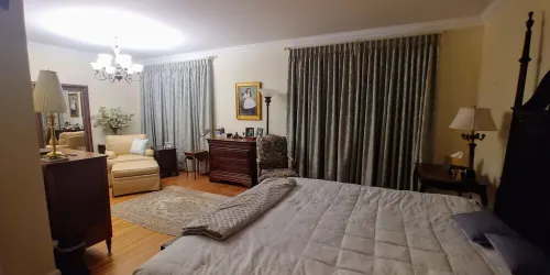 Bright, Parkside condo with pool