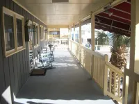 Beautiful Efficiency Condo Across The Street from Beach. Great Pool & Deck Area.
