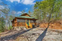 Cozy mountainside cabin, seasonal views of Mt. Leconte & minutes from Dollywood.