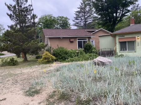 Carrie's Cottage - Charming Duplex Style 3 Bedroom Cottage with Beach Access!