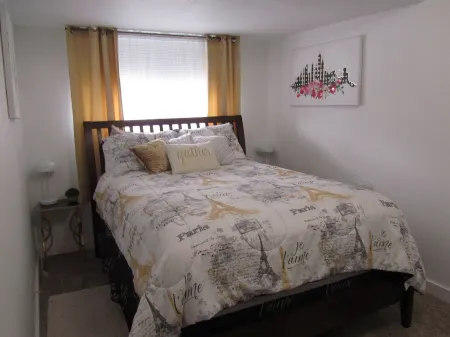 Spacious family friendly home with a heated indoor pool Отели рядом с достопримечательностью «Парк Камерон»