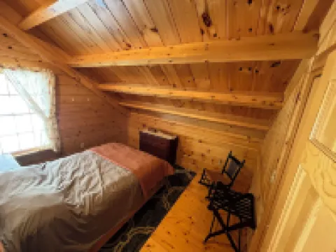 Relaxing waterfront cabin getaway in the Groton State Forest