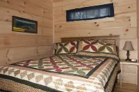 Romantic Cabin overloking pond