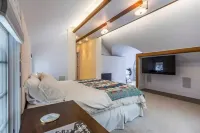 7200 sf Villa & Barn on 4 Acre Manchester Estate