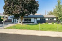 Sunny Wenatchee Pool House Hotels near Pickle Papers