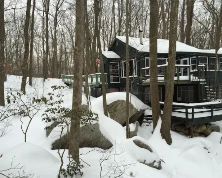 Log Cabin on A Lake with Private Dock & Beach! One Hour from NYC! No Pet Fees! Hotels in Kent