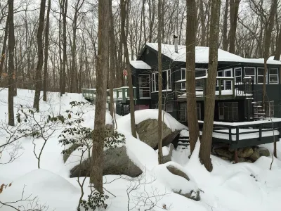 Log Cabin On A Lake With Private Dock & Beach! One Hour from NYC! Отели рядом с достопримечательностью «Поллепел Айленд»