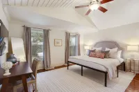 Elegant Mid-city gem near City Park & Streetcar. Walk to Voodoo & Jazz Fest Hotels near Foilage Park