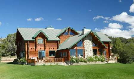 Alton Lodge / Spacious Log Home on beautiful, quiet 20 acres with large Kitchen