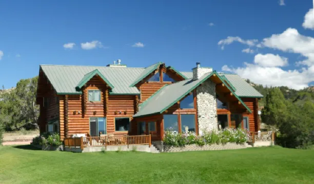 Alton Lodge / Spacious Log Home on beautiful, quiet 20 acres with large Kitchen