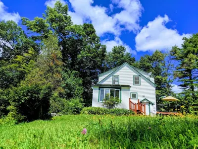 Cozy 3Br Vermont Artistic Retreat w/ Trails