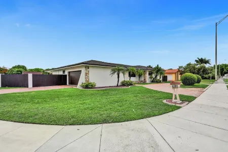 Spacious 5-bedroom Luxury villa with AC and fitness room in fabulous Miami