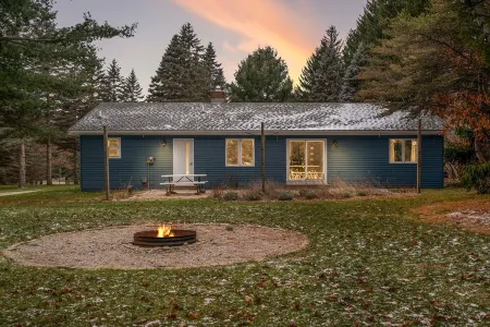 BLUE SPRUCE COTTAGE - Modern Lake House w/ shared Frontage on Thayer Lake