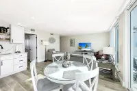 Relaxing 1 BR condo w/pool & steps to the beach
