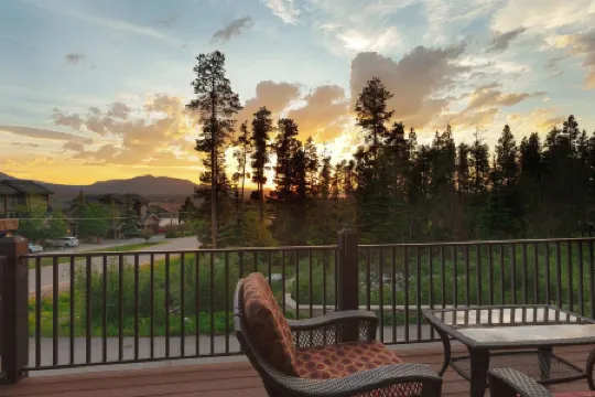 Gorgeous 4Br/4BA Home to Basecamp Your Mountain Adventures.