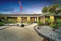 Luxury Hideaway - Lakefront - Mini Golf, Pool + More! Hotels in Seffner