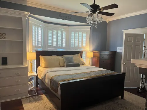 Sleeps 16 Victorian~  4 minutes to The Ark Encounter