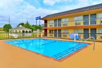Castle Inn & Suites by OYO Chickasha - 2-Star