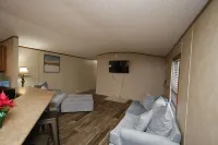 Cozy secluded home. Close to lakes, spacious yard for family & pet friendly! Hotels in Putnam County