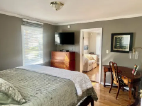 CHAINFERRY, PARK & WATER VIEW ♥️of DOWNTOWN w SEASONAL WATERFRONT POOL-HOT TUB