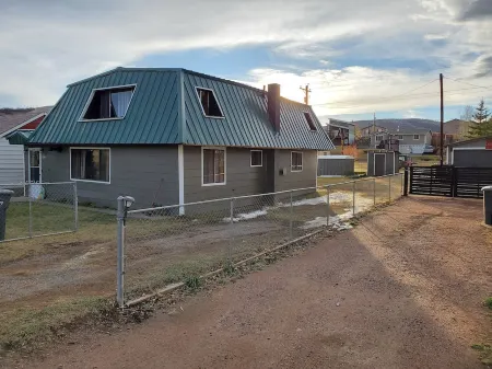 Cozy 3 bedroom cabin 30 minutes from Steamboat Springs, Stagecoach Reservoir. Отели в г. Фипсберг