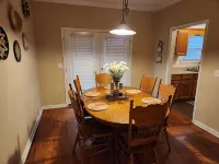 11. Spacious Lakeview home, King bed, minutes to downtown, shopping, boat ramps - Homestays