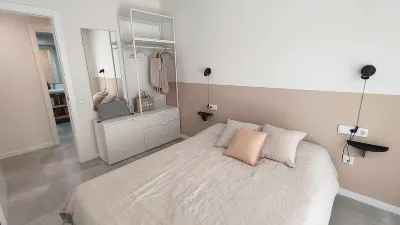 Comfortable flat with pool and beach nearby Hotel dekat Santa Creu de Calafell