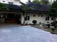 Hotel Queen Star Các khách sạn ở Sedayu