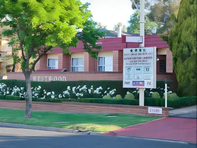 Westwood Motor Inn Hotel dekat University of New England