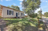 Charming Cottage in historic Nacogdoches. Steps away from the brick streets! Hotel dekat SFA Mast Arboretum