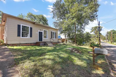 Charming Cottage in historic Nacogdoches. Steps away from the brick streets!