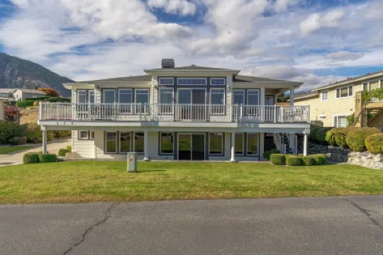 Bright Water Sunrise Home at Wapato Point Resort 5-bed Close to Sandy Beach/Pool