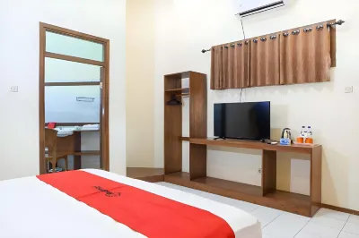 RedDoorz Near Baluran National Park Hotels near Alun-Alun Situbondo