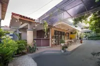 RedDoorz near RS Mitra Keluarga Depok Hotel di Kecamatan Parung