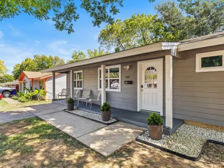 Charming & Centrally Located, mins. from DFW, 6 Flags & ATT Stadium