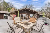 Spacious Lake-View Home + Cottage, Family Getaway Near Branson, Boat Parking Hotels in Ruth B Rural Township