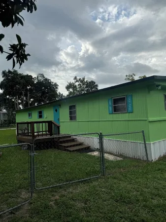Just a couple minute paddle to hospital hole in Weeki Wachee. Pet friendly. Отели рядом с достопримечательностью «Уики Уэши Спринг»